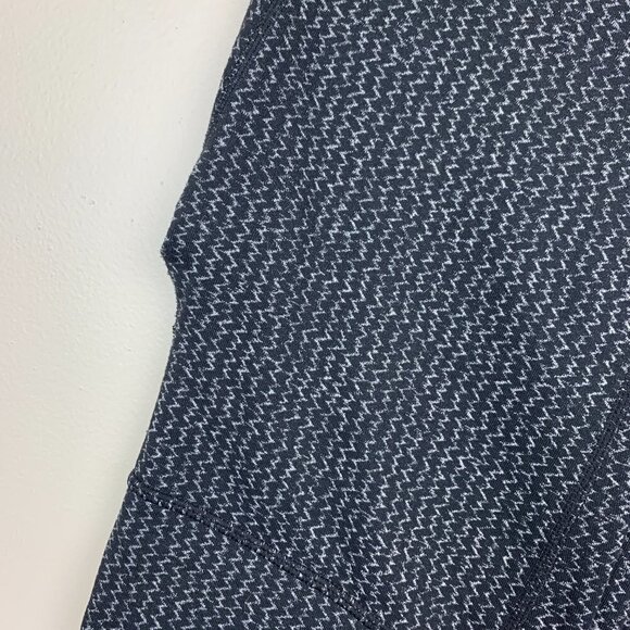 Athleta Grey and Black Zig Zag Stripe Leggings Size Medium - Picture 2 of 9